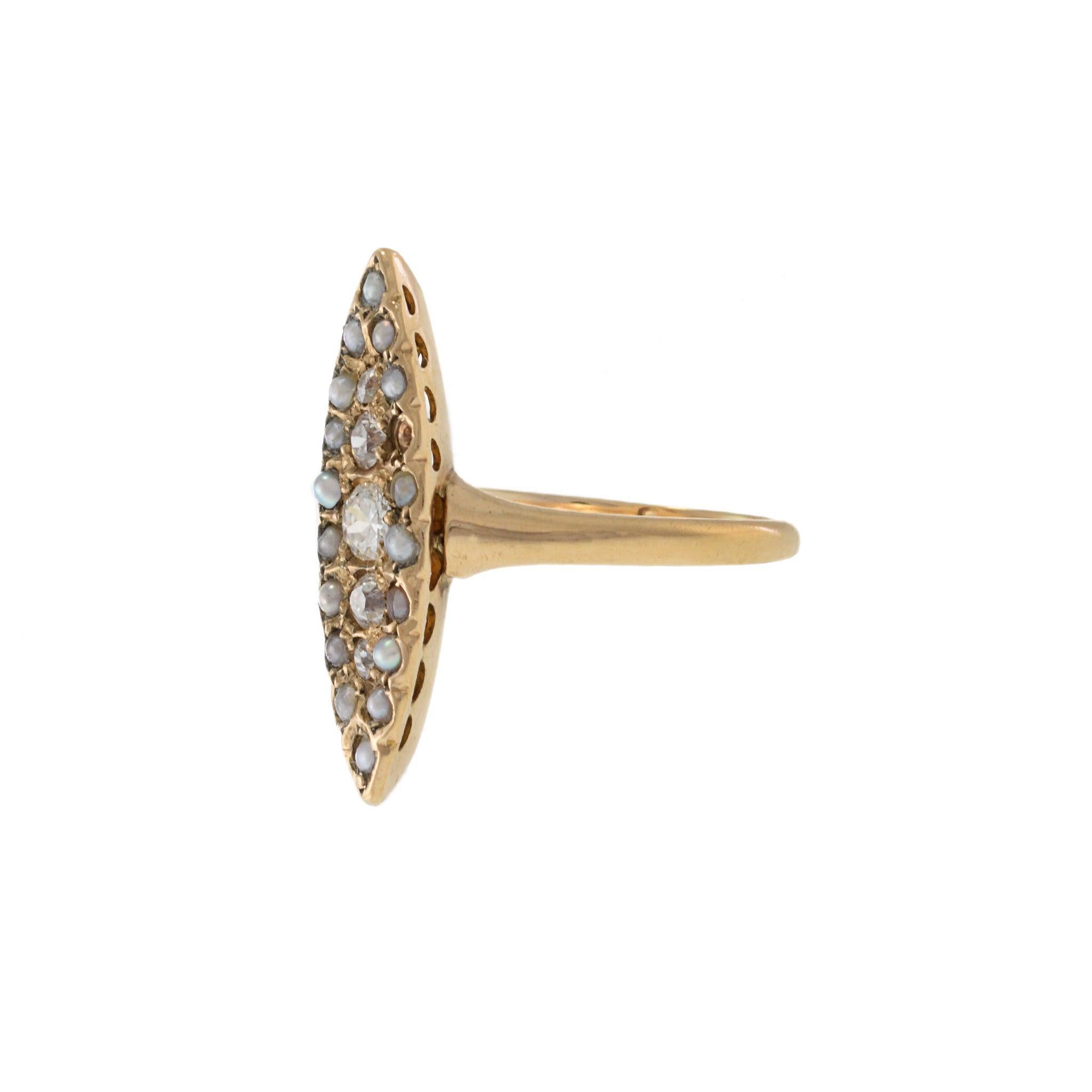 Délicate et originale, cette bague marquise antique date de l'époque victorienne et présente un mélange poétique de perles de semence naturelles et de diamants de taille européenne ancienne. Sertie en or jaune 9KT, sa face en forme de navette brille