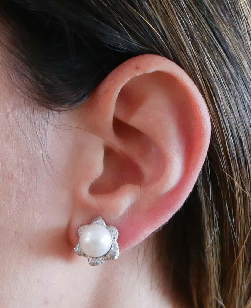 Pearls, Diamonds, 14 Karat White Gold Flower Earrings. In Good Condition For Sale In Marcianise, Marcianise (CE)