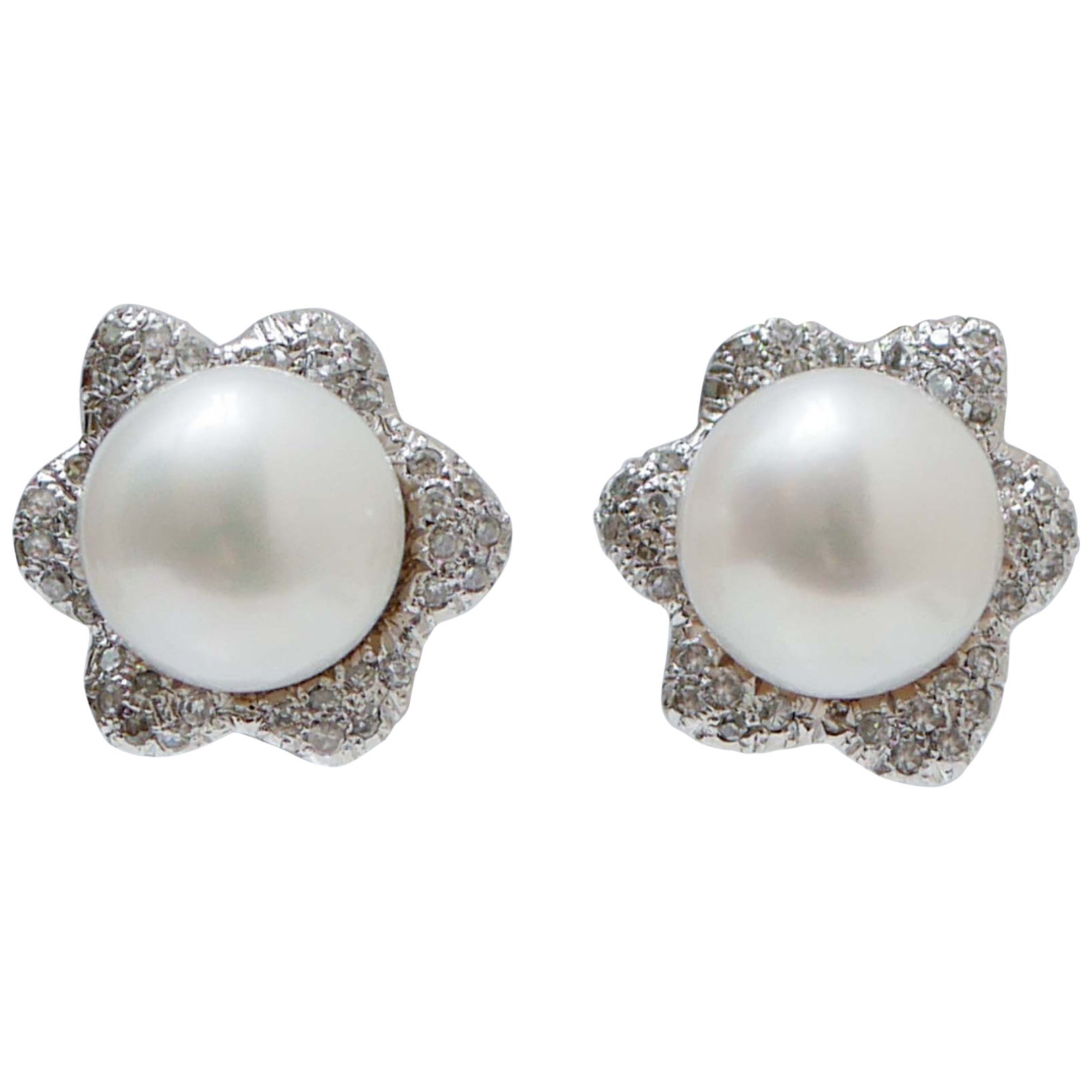 Perles, diamants, boucles d'oreilles fleurs en or blanc 14 carats.