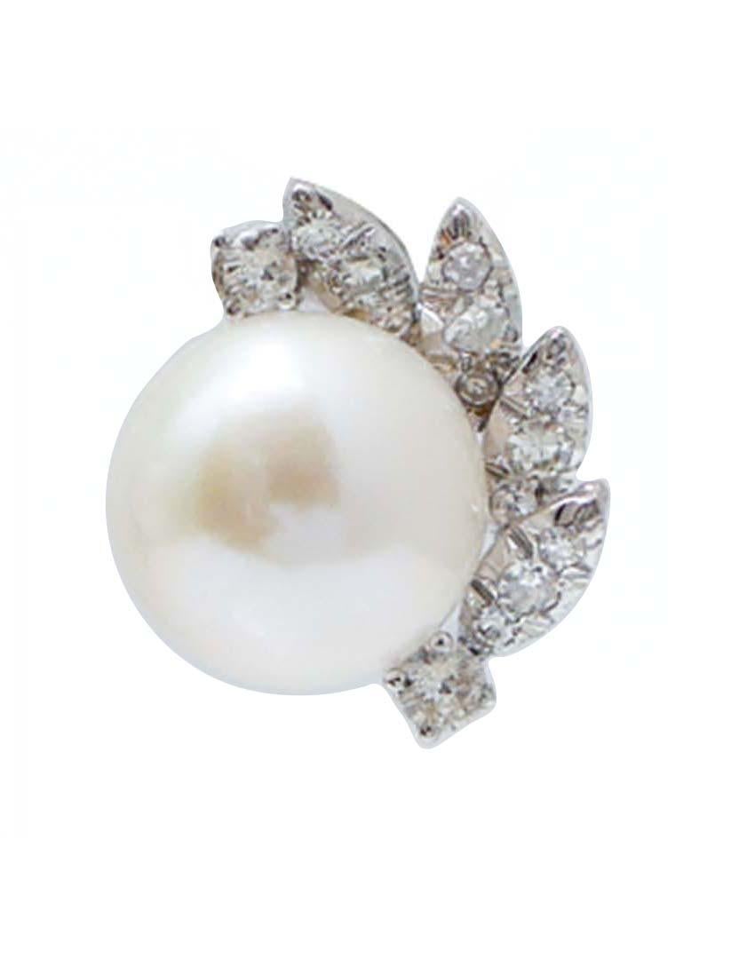 Elegant earrings in 18 kt white gold structure mounted with a central pearl surrounded by diamonds.
These earrings were totally handmade by Italian master goldsmiths and they are in perfect conditions.
Diamonds 0.88 ct
Pearls 4.10 gr - 11.5 mm
Total