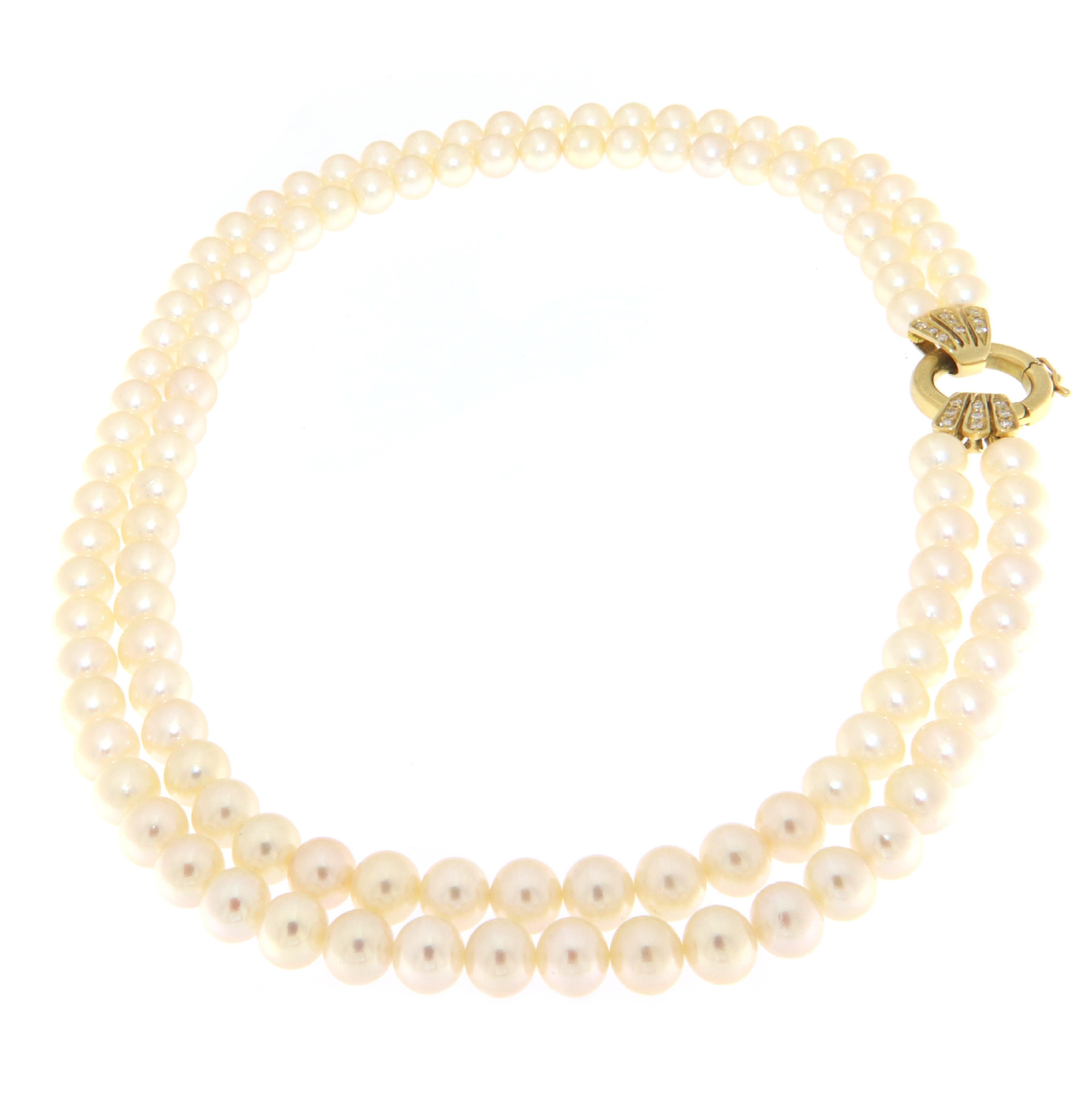 This pearl necklace, with its clasp in 18-karat yellow gold adorned with embedded diamonds, is a classic piece of jewelry reinvented with a touch of modernity. Each pearl, measuring 7 mm in diameter, has been selected for its round shape and smooth,