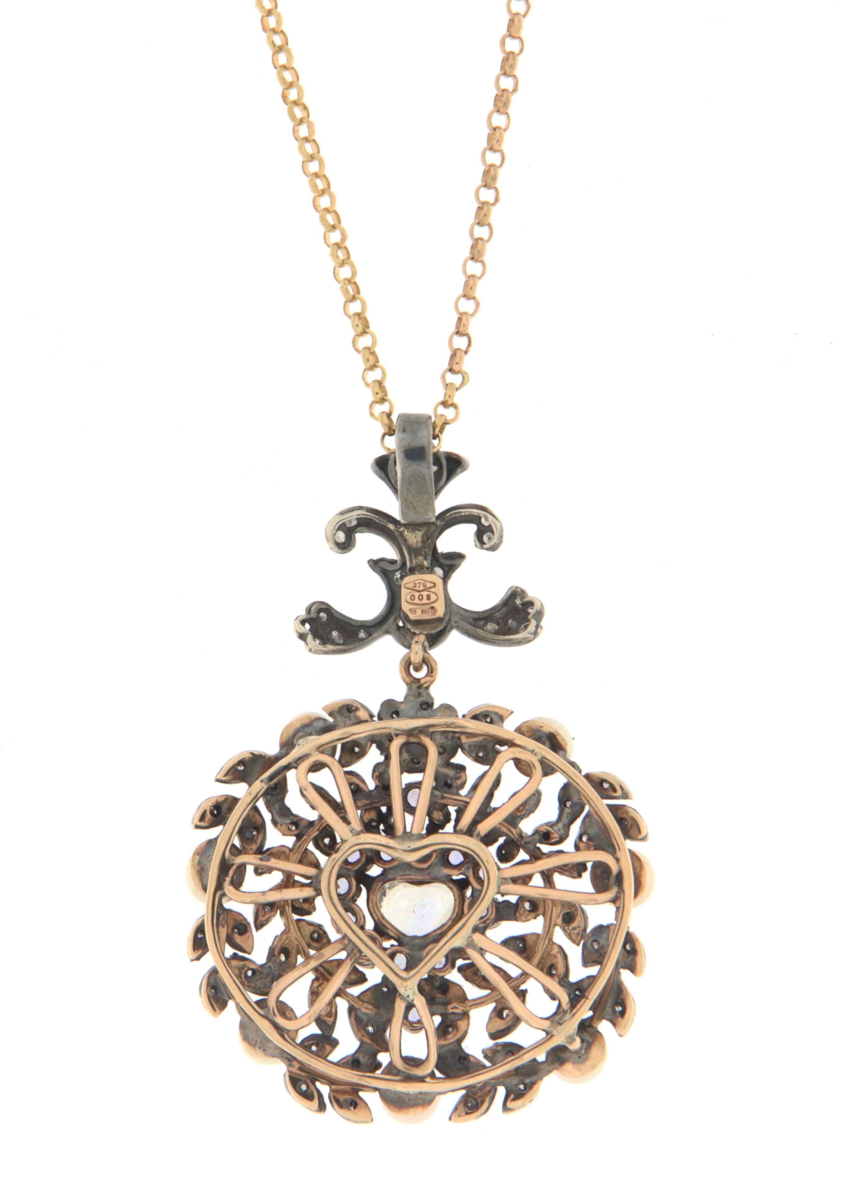 Taille cœur Collier pendentif en or jaune 9 carats avec perles et diamants en vente