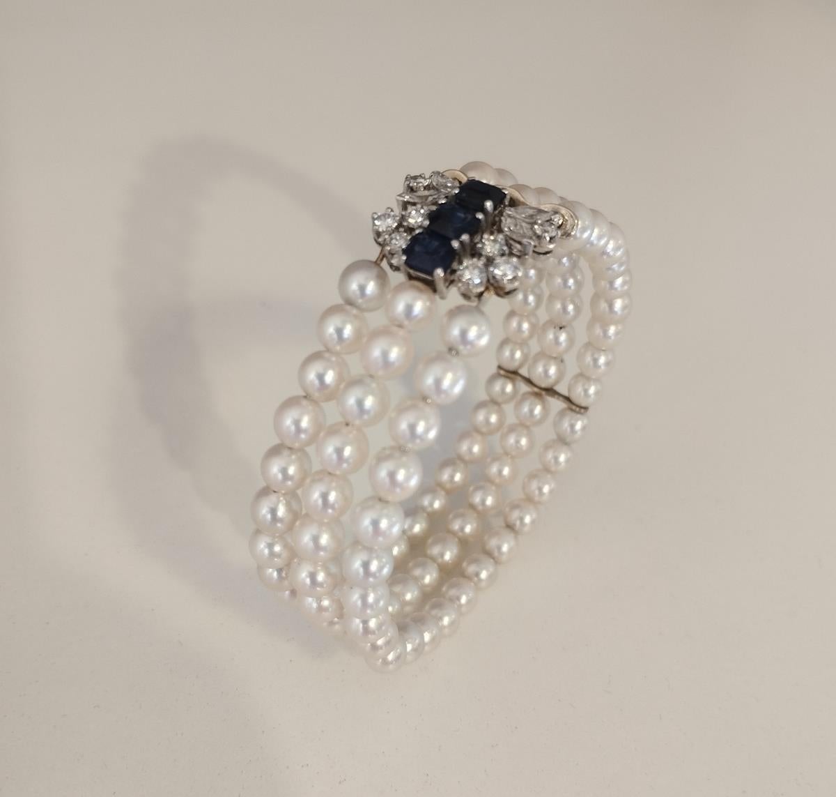 Bracciale multi linee molto chic
Artigianato italiano
Bracciale di perle, diamanti e zaffiri
Bracciale semi flessibile
Realizzato con una serie di 3 filari di perle coltivate 
Diametro delle perle mm 5
Zaffiri taglio smeraldo
Diamanti Brillianti e