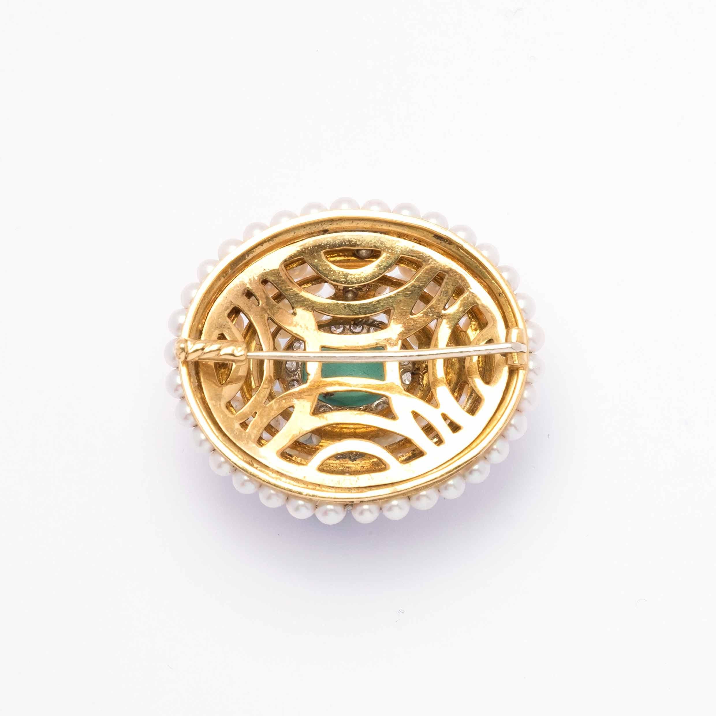 Ungewöhnliche Brosche aus den 1960er Jahren, ca. Gefasst in 18-karätigem Gold mit einem Pavè aus japanischen Zuchtperlen von hervorragender Qualität, Diamanten und einem zentralen natürlichen Türkisstein.

Höhepunkte:
- 1960s
- 18 Karat Gold
-