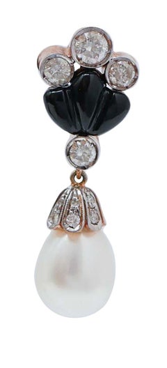 Orecchini con perle, diamanti, agata nera, oro rosa e argento.