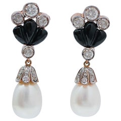 Orecchini con perle, diamanti, agata nera, oro rosa e argento.