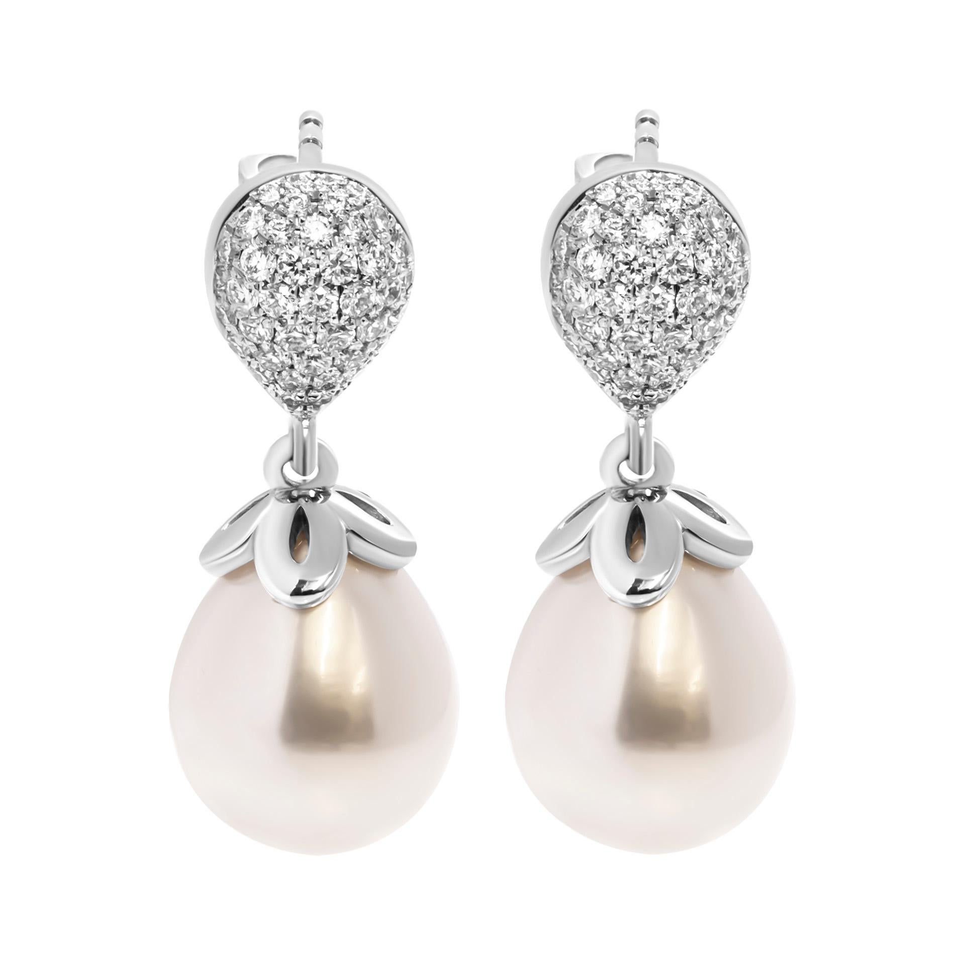 Moderne Pendants d'oreilles perles et diamants en vente