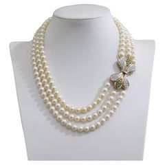 Mehrreihige Halskette aus 18 Karat Weiß- und Gelbgold mit Perlen, Diamanten und Smaragden