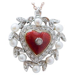Collana con ciondolo in perle, diamanti, smalto e oro bianco 14 carati.