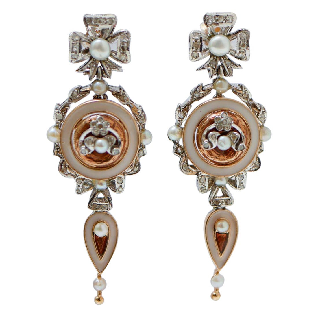 Boucles d
oreilles en perles, diamants, émail, or rose et argent.