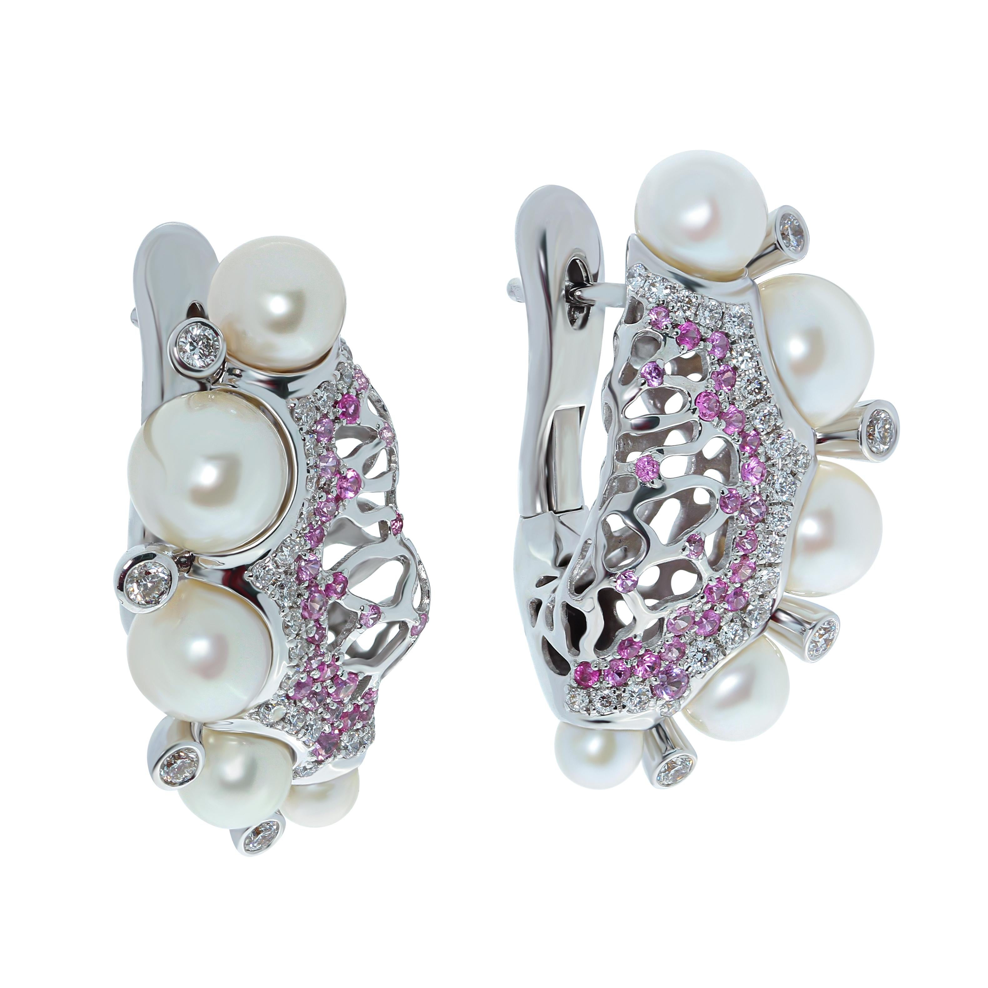 Perlen 10 Stück Diamanten Rosa Saphir 18 Karat Weißgold Korallen-Reef-Ohrringe
Ohrringe aus der Coral Reef Collection setzen das Thema des Meeresmotivs fort. Er sieht aus wie Korallen, die von Perlen umgeben sind, die von Muscheln herabgeworfen