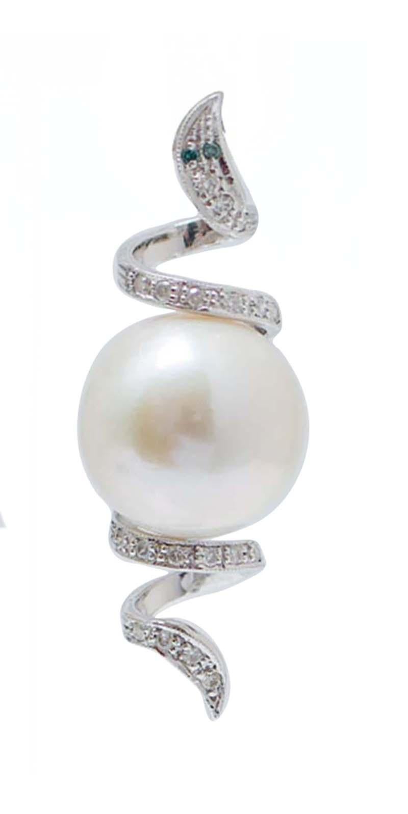 Incredibili orecchini a serpente con struttura in platino montati con una perla  e diamanti per tutto il corpo. Come occhi, due diamanti di lusso.
Questi orecchini sono stati realizzati totalmente a mano da maestri orafi italiani e sono in perfette