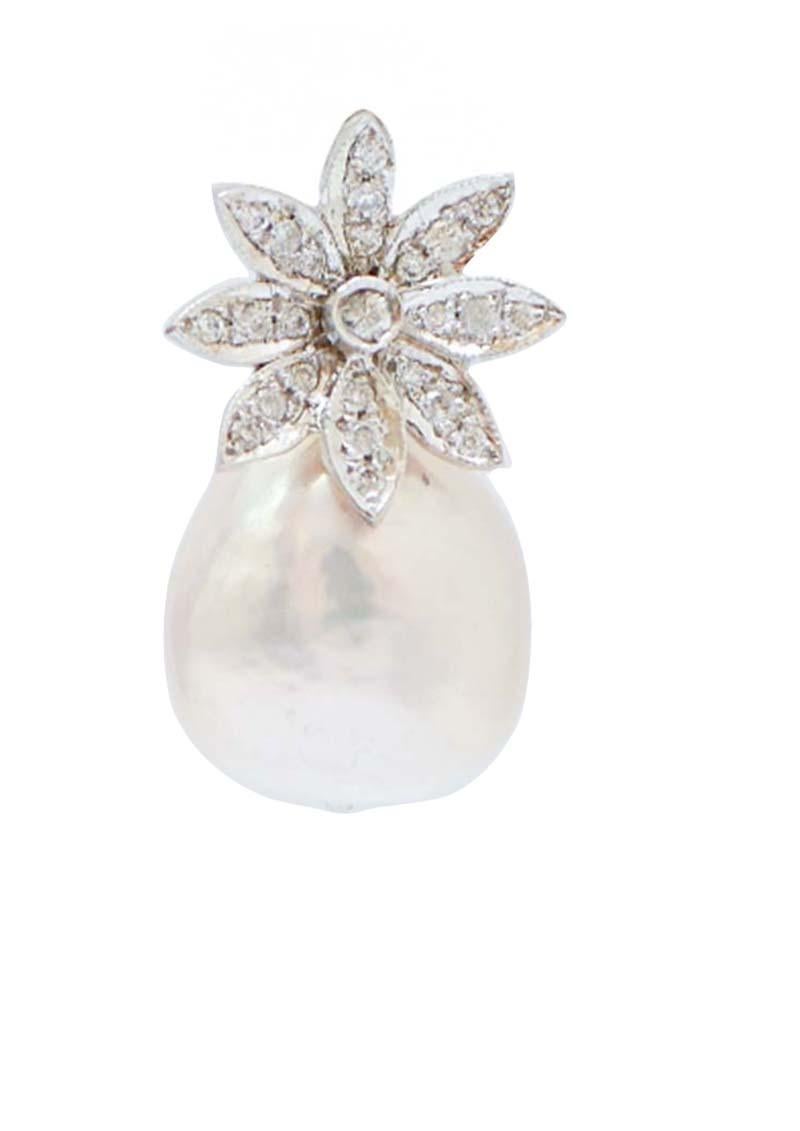 Belles boucles d'oreilles en structure de platine montées avec une fleur de diamants et, en pendentif, une perle.
Ces boucles d'oreilles ont été entièrement réalisées à la main par des maîtres orfèvres italiens et elles sont en parfait