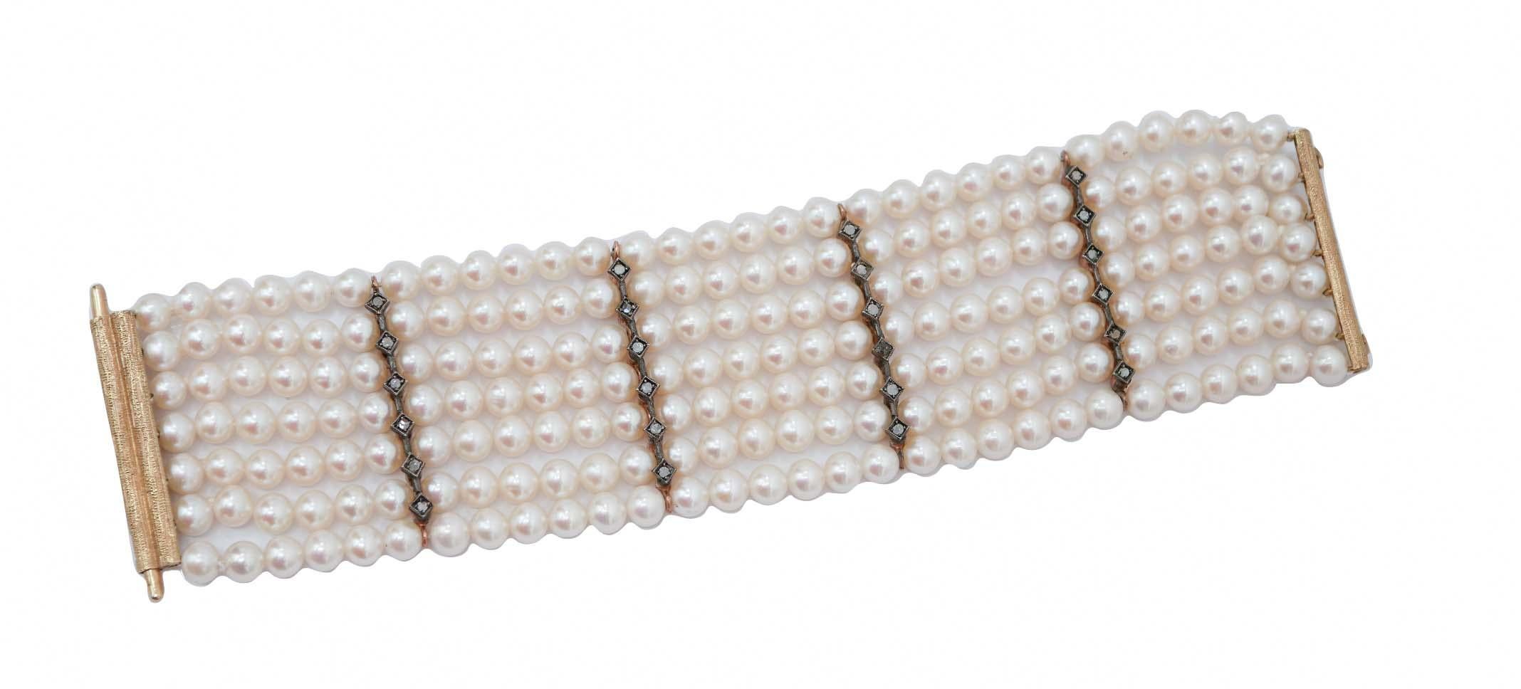 Strepitoso bracciale retrò montato con sette fili di perle divisi da  strutture in argento e oro tempestate di diamanti. Come chiusura, una fibbia in oro rosa 9 kt.
Questo bracciale è stato realizzato totalmente a mano da maestri orafi italiani ed è
