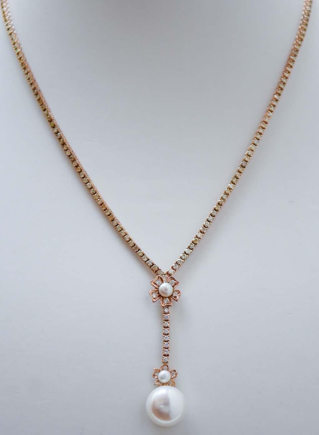 Elegantes Tenniscollier aus 9 kt Roségold mit Diamanten über die gesamte Länge. Im letzten Teil, zwei Blumen mit Diamanten und einer Perle und dazwischen Diamanten. Als Anhänger, eine Perle.
Diamanten 4,89 ct
Perlen 2.50 gr
Gesamtgewicht 18.80 gr
RF