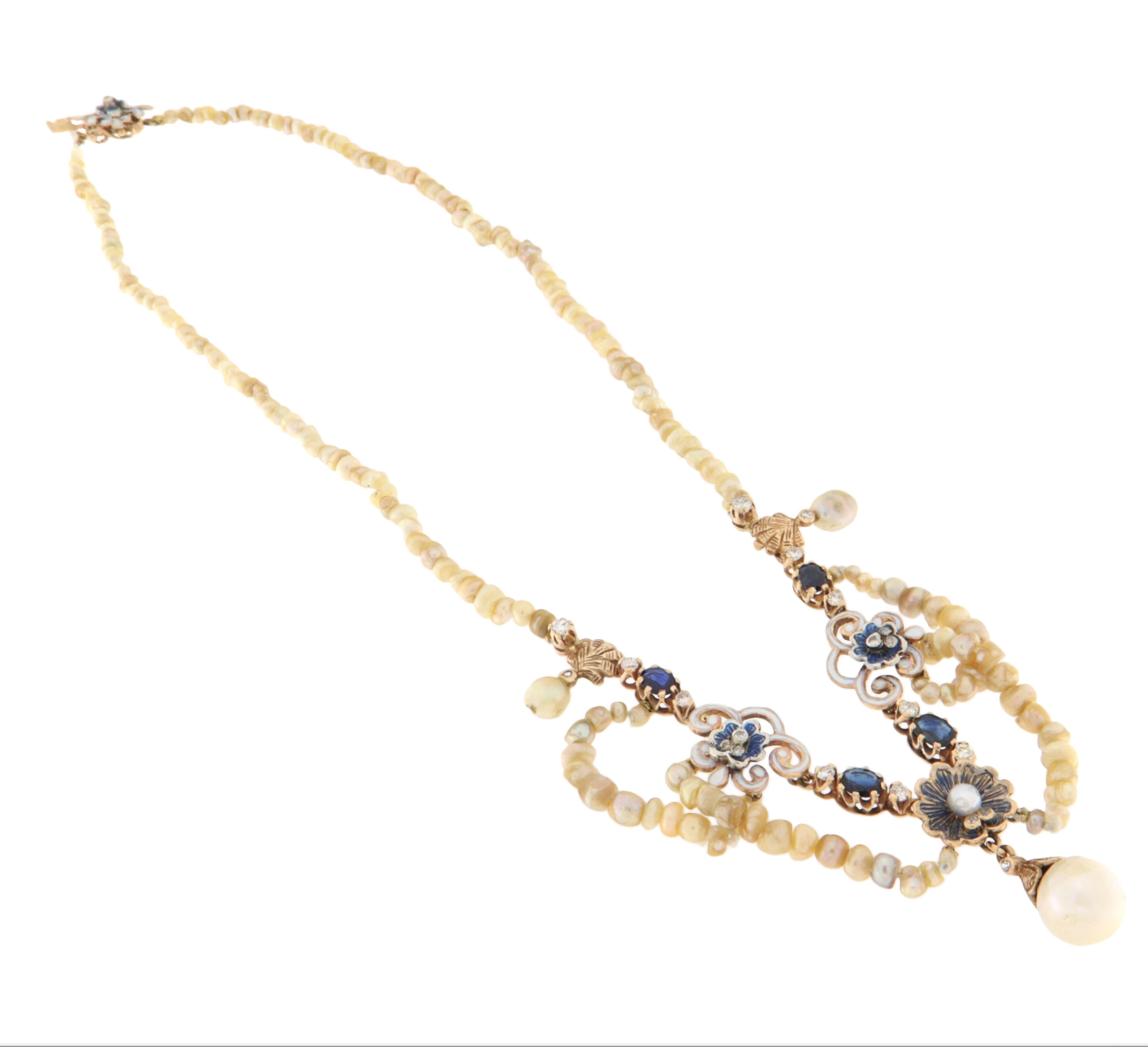 Espléndido collar elaborado en oro amarillo de 9 quilates, una joya que encarna la elegancia y el encanto intemporales. El diseño, marcado por un notable refinamiento artesanal, combina con maestría materiales preciosos y detalles decorativos para
