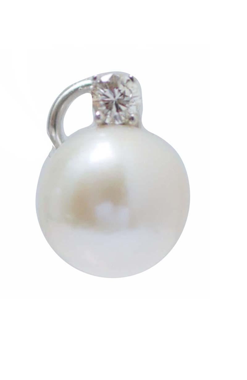 Elegant stud earrings in 9 kt white gold structure mounted with a diamond and a pearl.
These earrings were totally handmade by Italian master goldsmiths and they are in perfect conditions.
Diamonds 0.63 ct
Pearls 6.00 gr - 13 mm
Total Weight 10.00