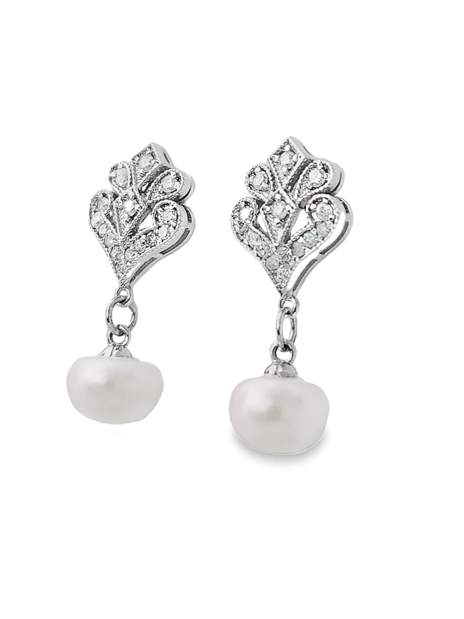 A pair of beautiful pearl earrings.
The earrings are made of 14K white gold and each earring is set with natural Diamonds and round pearl.
The pearls Color: White.
Each earring is set with 15 natural diamonds, a total of 30 natural diamonds with a