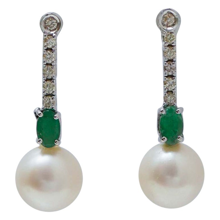 Perles, émeraudes, diamants, boucles d
oreilles de tennis en or blanc 14 carats.