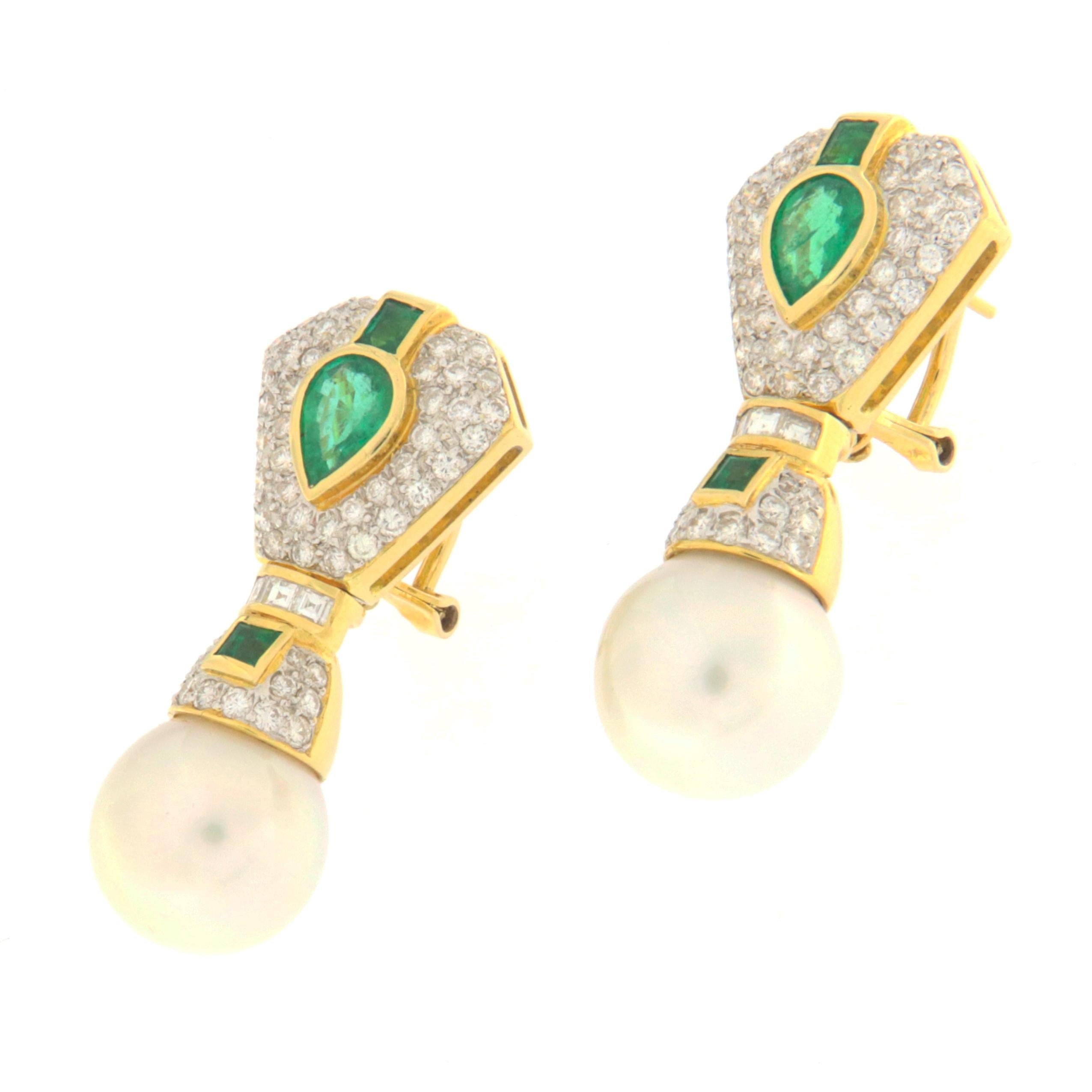 Artisan Pendants d'oreilles en or jaune 18 carats perles émeraudes diamants en vente
