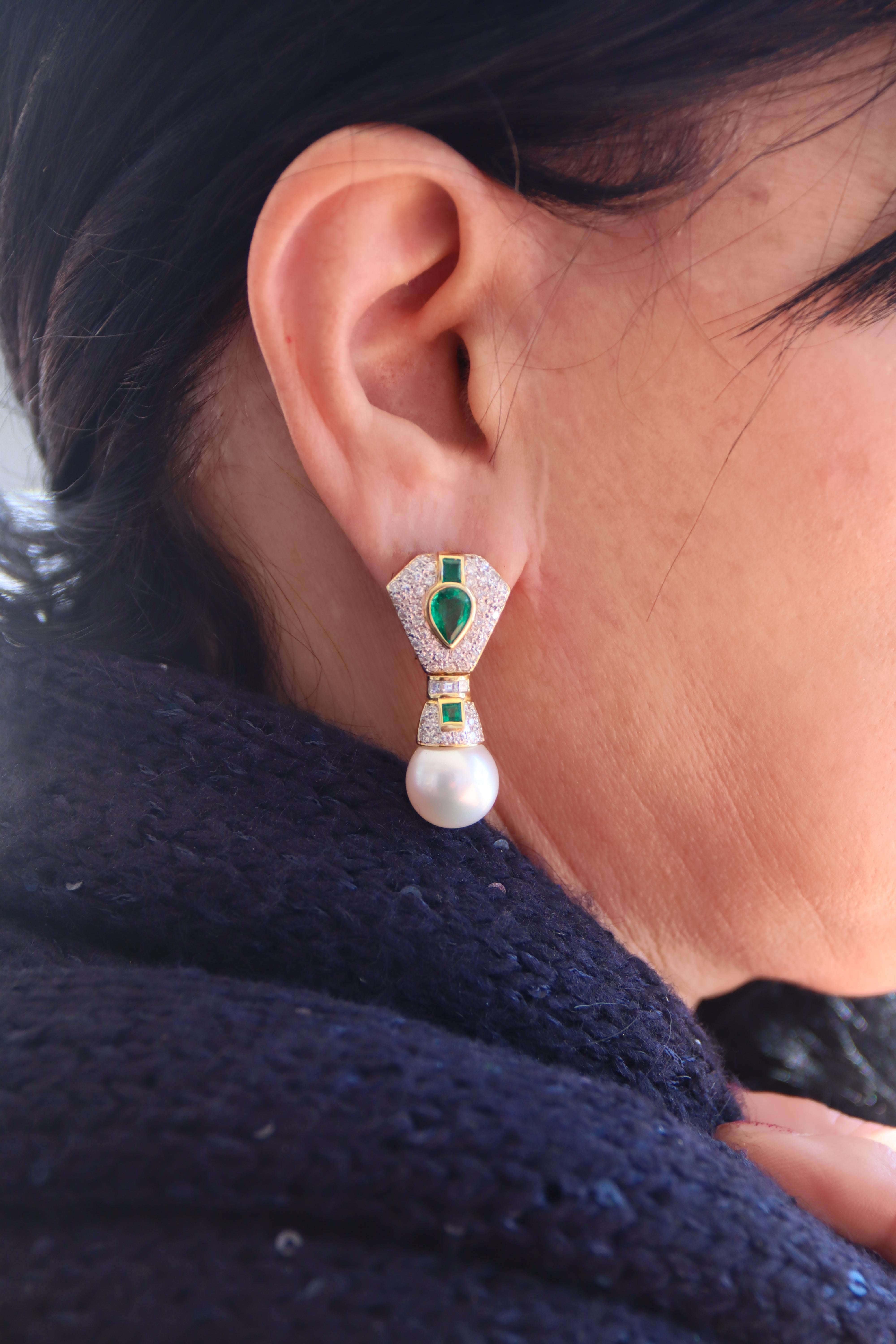 Pendants d'oreilles en or jaune 18 carats perles émeraudes diamants en vente 2