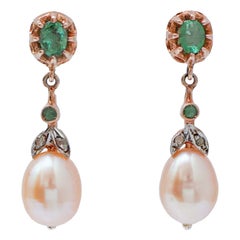 Pendientes de perlas, esmeraldas, diamantes, oro rosa y plata.