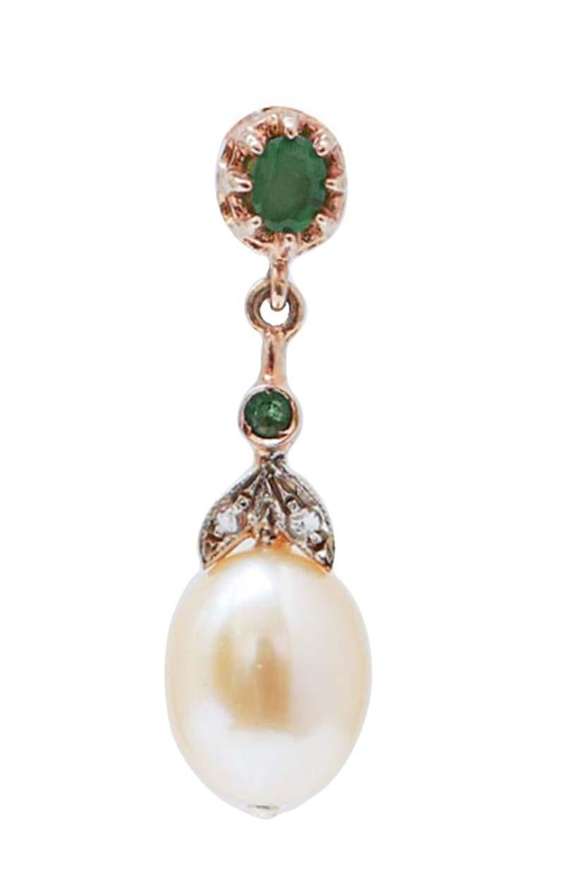 Magnifiques boucles d'oreilles en or rose 9 kt et structure en argent montées avec des émeraudes sur toute la longueur et deux feuilles cloutées de diamants, dans la partie finale, une perle.
Ces boucles d'oreilles ont été entièrement réalisées à la