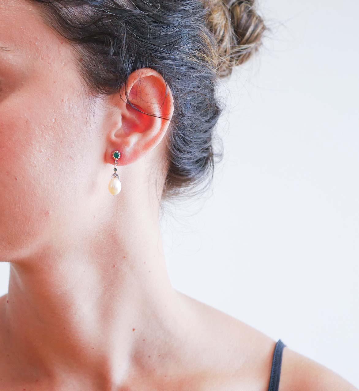 Taille mixte Boucles d'oreilles en argent, perles, émeraudes et diamants. en vente