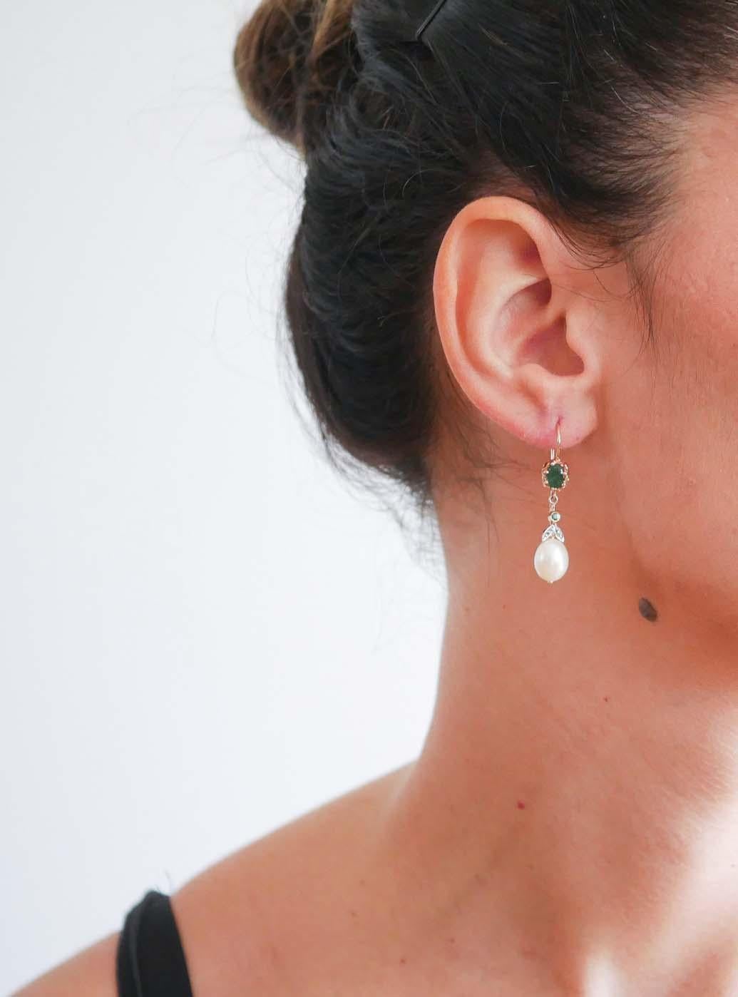 Taille mixte Boucles d'oreilles en argent, perles, émeraudes et diamants. en vente