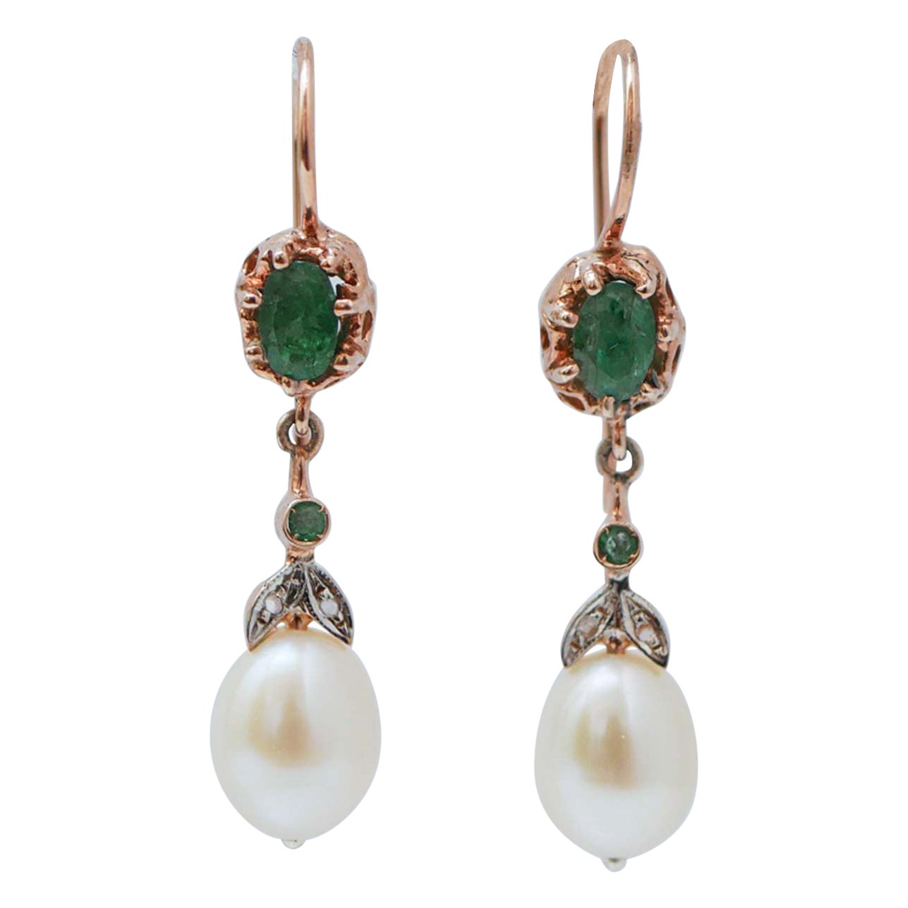 Boucles d'oreilles en argent, perles, émeraudes et diamants.