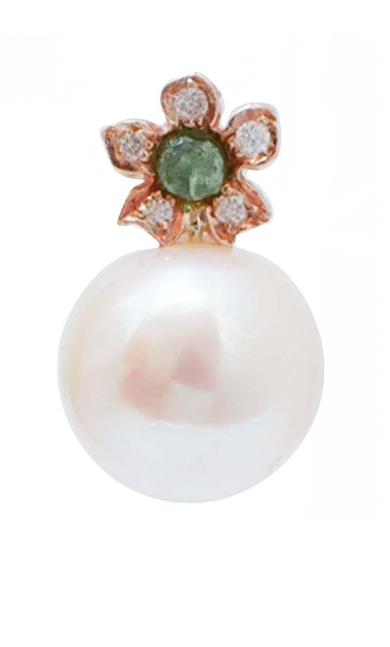 Orecchini fashion con struttura in oro rosa 9 kt montata con diamanti e smeraldo centrale. In basso, una perla.
Diamanti 0,20 ct
Smeraldi 0,32 carati
Perle da 5,40 gr - 12,5 mm
Peso totale 6.80 gr
RF  +IRO

Per qualsiasi informazione, non esitare a