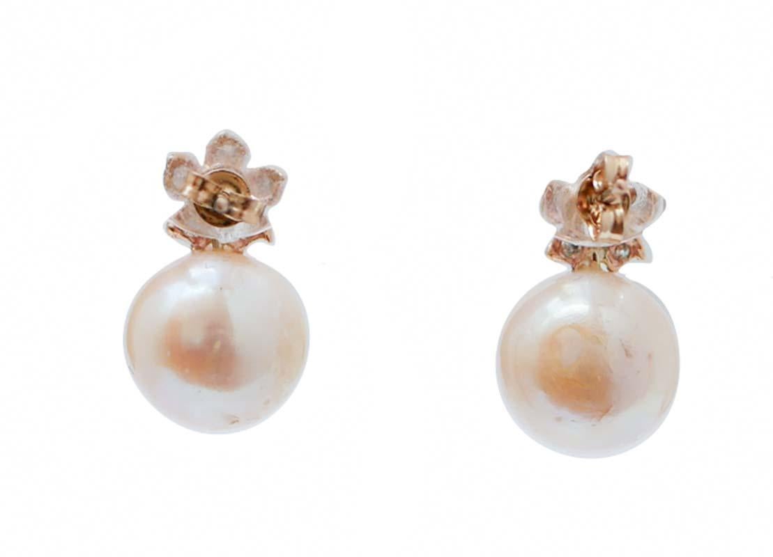 Rétro Perle, smeraldi, diamanti, orecchini a fiore in oro rosa. in vendita