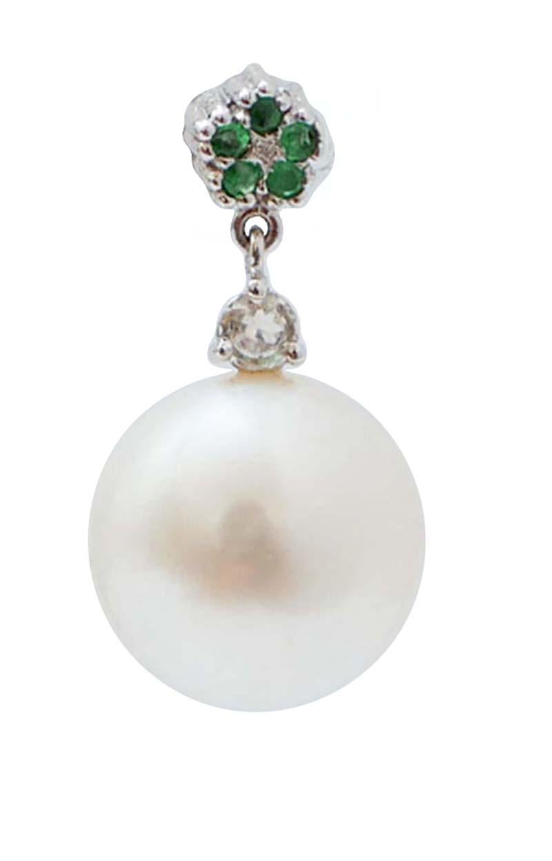 Incredibili orecchini con struttura in oro bianco 14 kt montati con un fiore di smeraldi con un diamante centrale nella parte superiore, una pietra di luna  nella parte centrale e una perla come ciondolo.
Diamanti 0,01 ct
Smeraldi 0,20 ct
Pietre di
