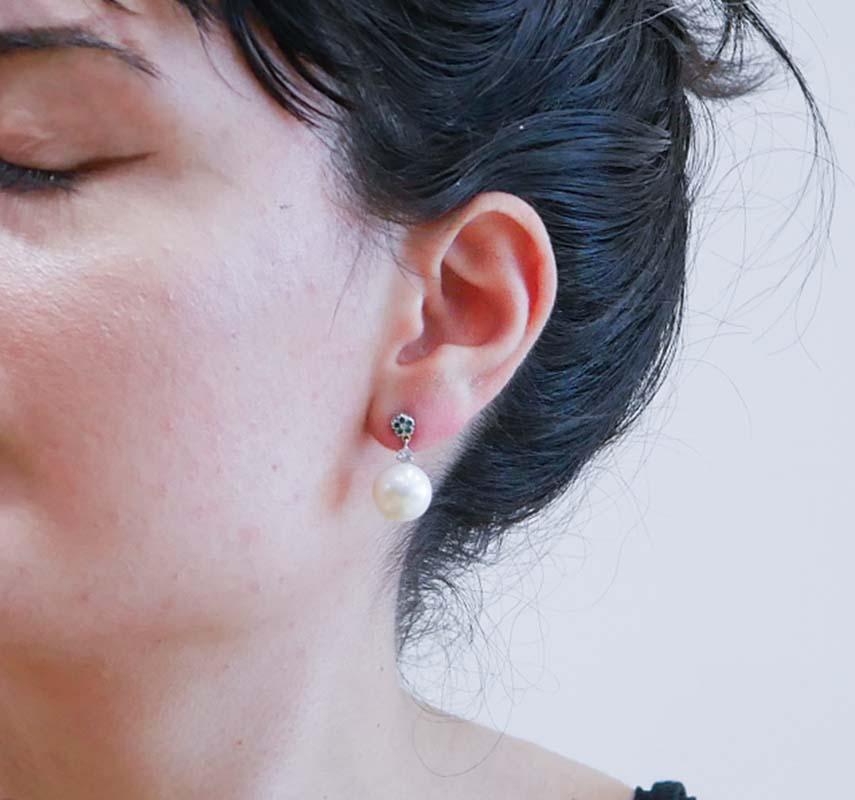 Taglio misto Perle, smeraldi, pietre di luna, diamanti, orecchini in oro bianco 14 carati. in vendita
