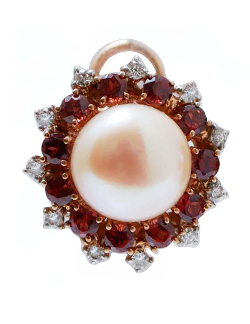 Fantastici orecchini in oro rosa 9 kt e struttura in argento montata con una perla centrale circondata da una corona di granati e diamanti.
Questi orecchini sono stati realizzati totalmente a mano da maestri orafi italiani e sono in perfette