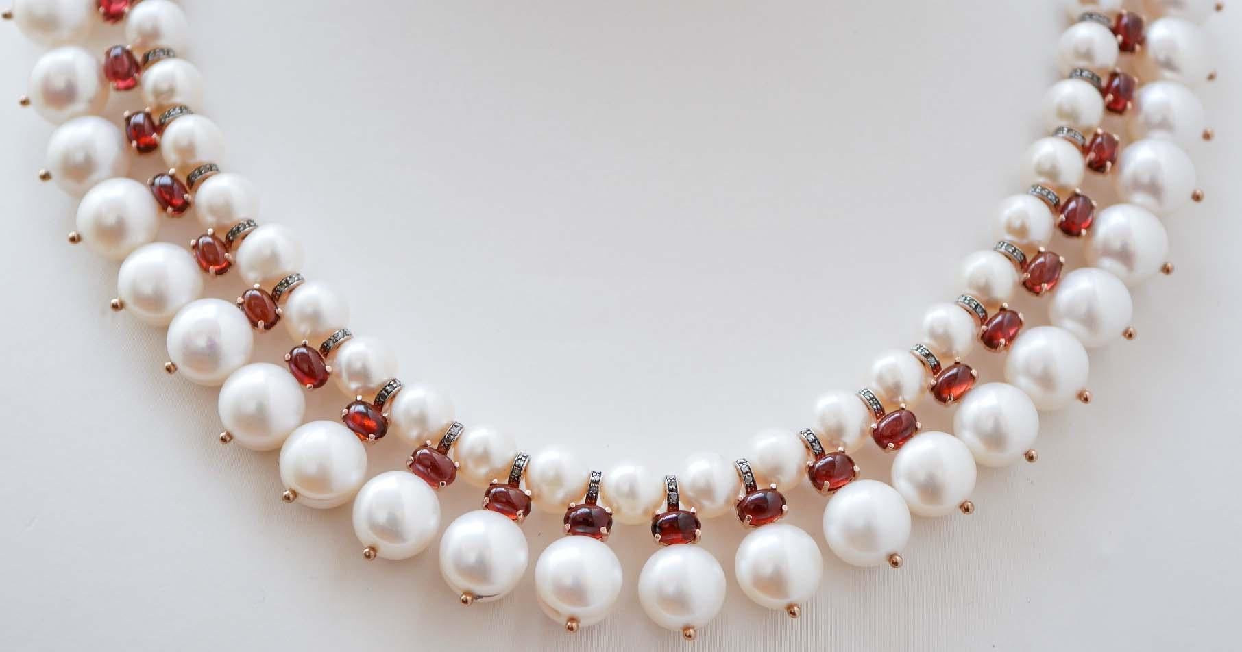 Precioso collar montado con pequeña estructura en oro rosa de 9 quilates y plata tachonada de diamantes y granates. Entre ellas, una perla blanca.
Diamantes 0,48 ct
Granates  33,72 ct 
Perlas blancas  103,20 gr- Dimensiones de 8 mm a 11 mm
Peso