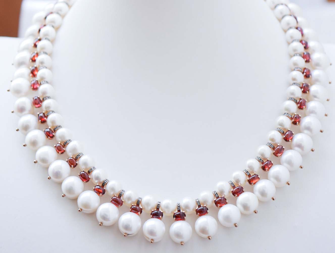 Collar de perlas, granates, diamantes, oro rosa y plata. en venta
