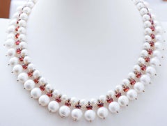 Collar de perlas, granates, diamantes, oro rosa y plata.