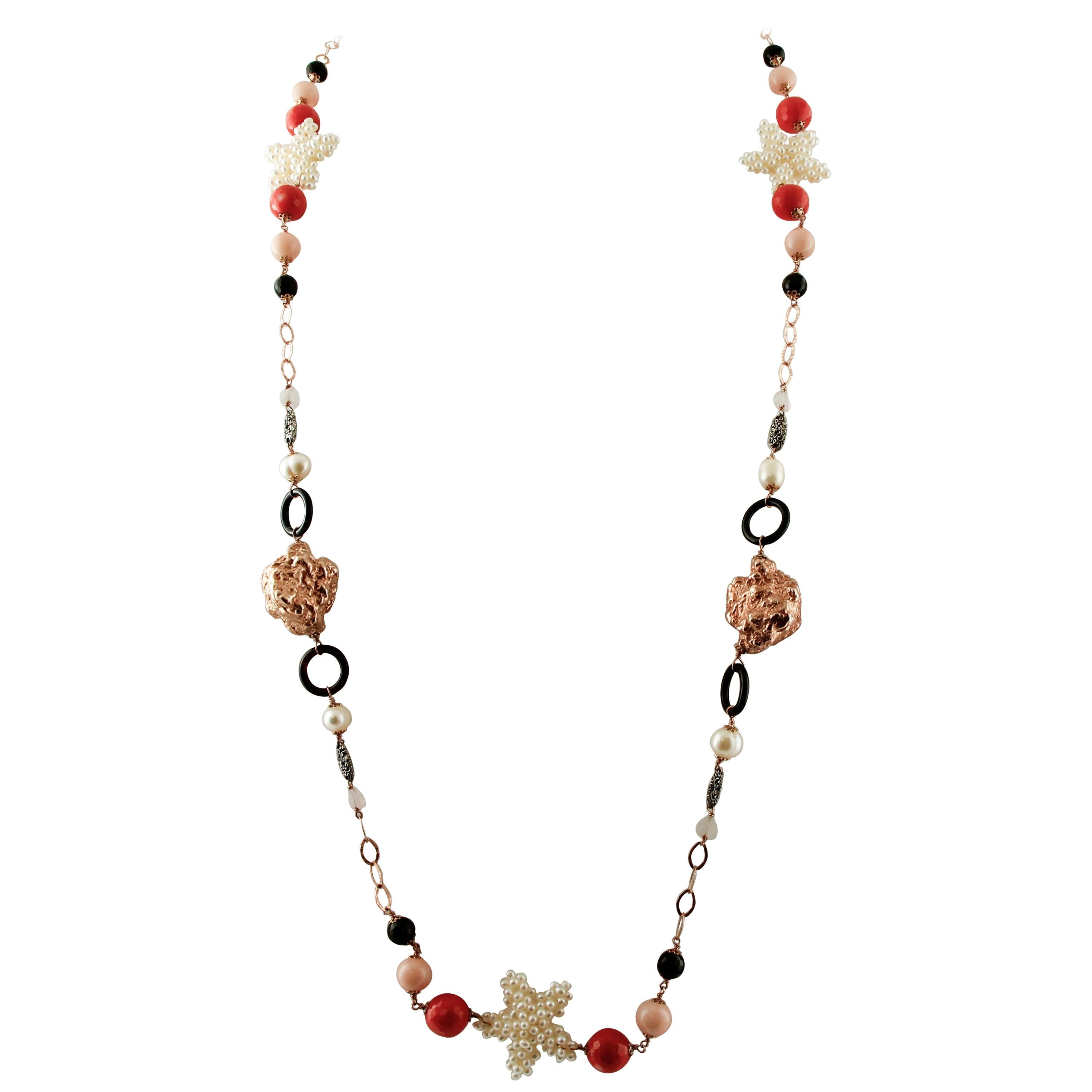 Lange Halskette mit Perlen, Hartsteinen, 9 Karat Roségold und Silber