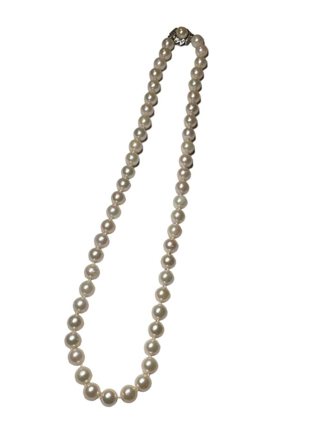 Questa è una collana girocollo di perle. Raffigura una collana composta da sfere di perle rotonde fissate su un filo di seta con doppi nodi. Ha una chiusura ad amo in filigrana d'argento ornata al centro da un fiore. Il diametro delle perle è di 2/8