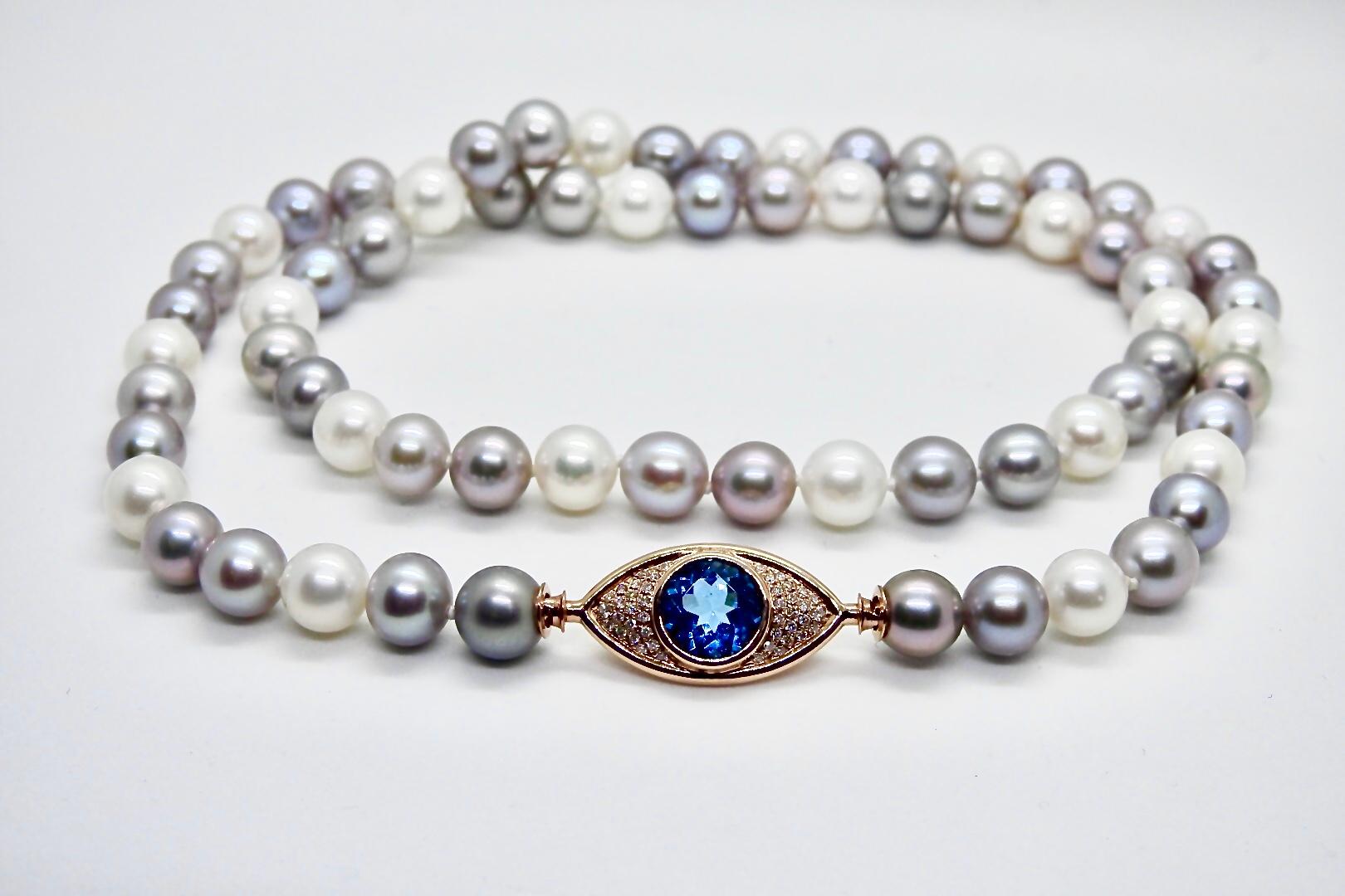 Pearls Necklace with 18 Karat Gold, Diamonds and London Blue Topaz Eye Clasp In New Condition For Sale In Geneve, Genf