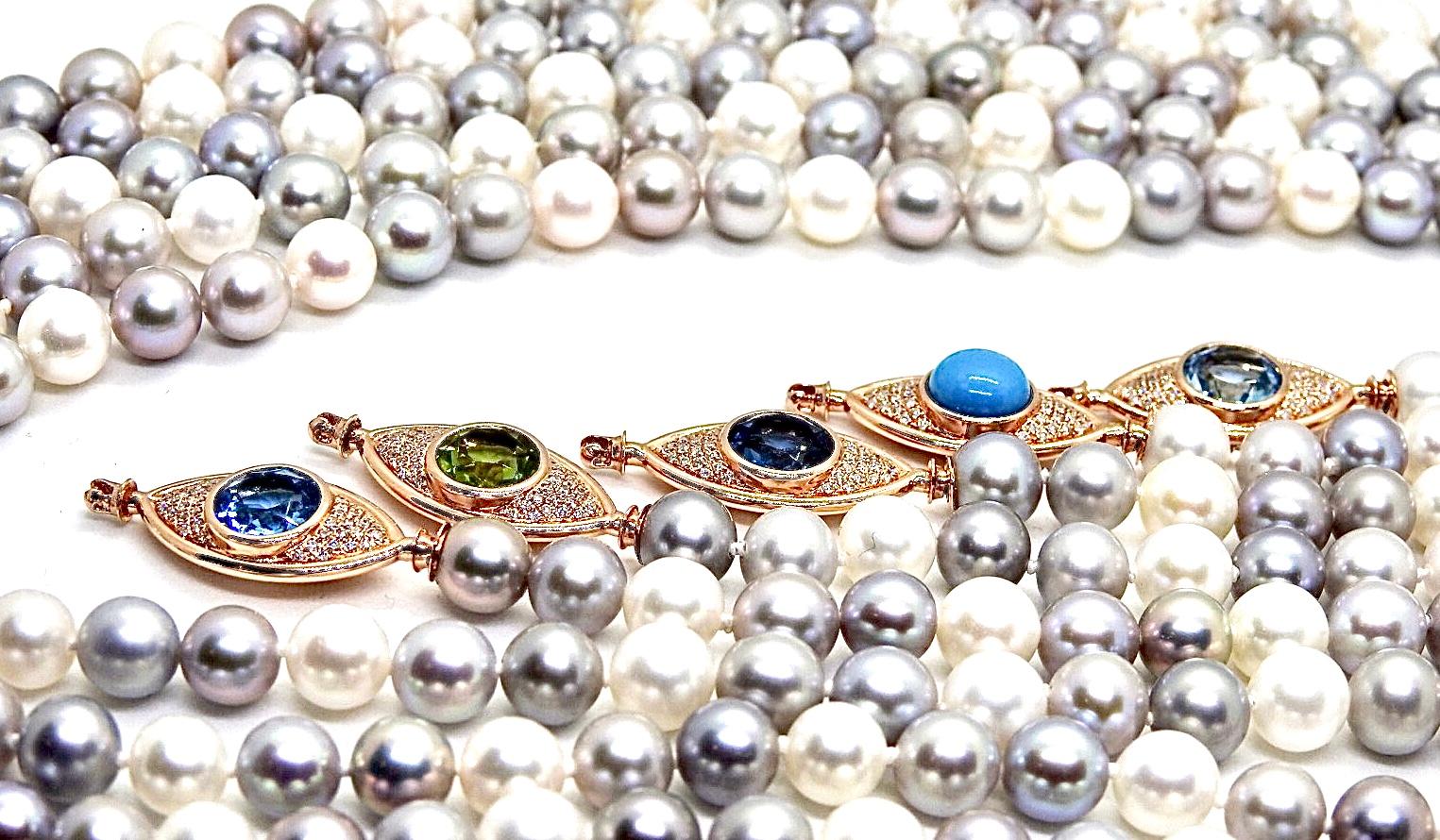 Pearls Necklace with 18 Karat Gold, Diamonds and Swiss Blue Topaz Eye Clasp In New Condition For Sale In Geneve, Genf