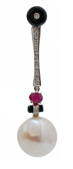 Pendientes colgantes de perlas, ónix, rubíes, diamantes y platino.