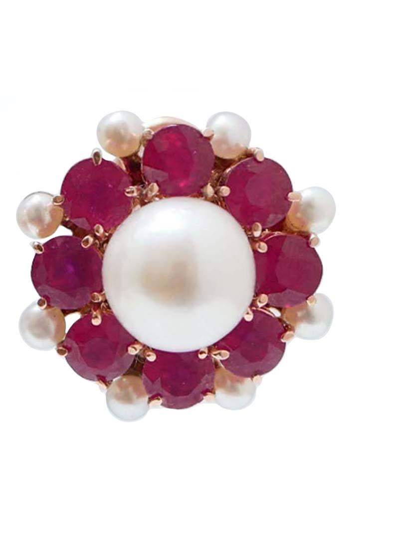 Bellissimi orecchini in oro rosa 14 kt e struttura in argento montata con una perla centrale  ( 11 mm )circondato da rubini e, esternamente, da piccole perle.
Questi orecchini sono stati realizzati totalmente a mano da maestri orafi italiani e sono