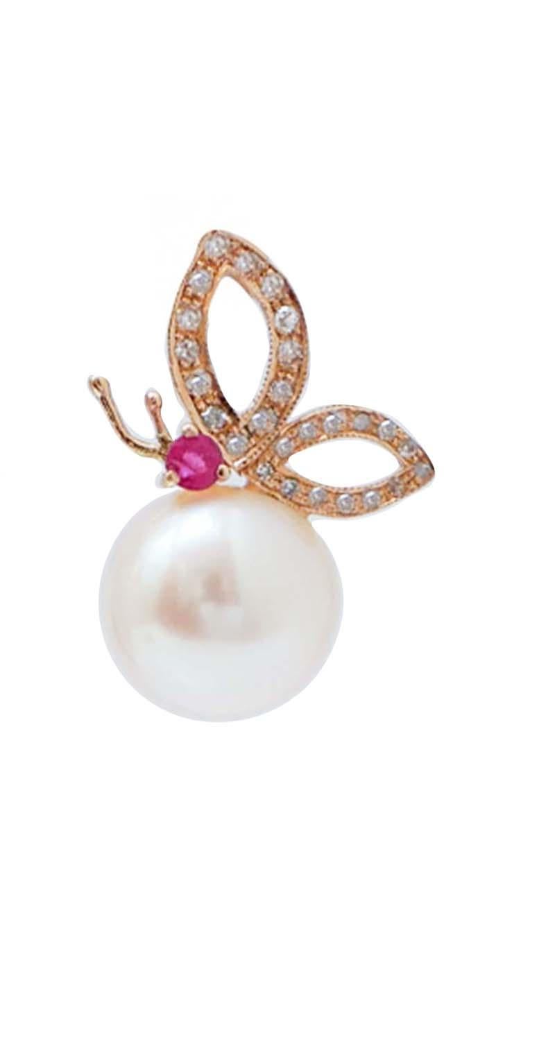 Fashion butterfly shape earrings in 14 kt rose gold structure studded with diamonds on the wings; a ruby as eye and a pearl as body.
These earrings were totally handmade by Italian master goldsmiths and they are in perfect conditions.
Diamonds 0.43
