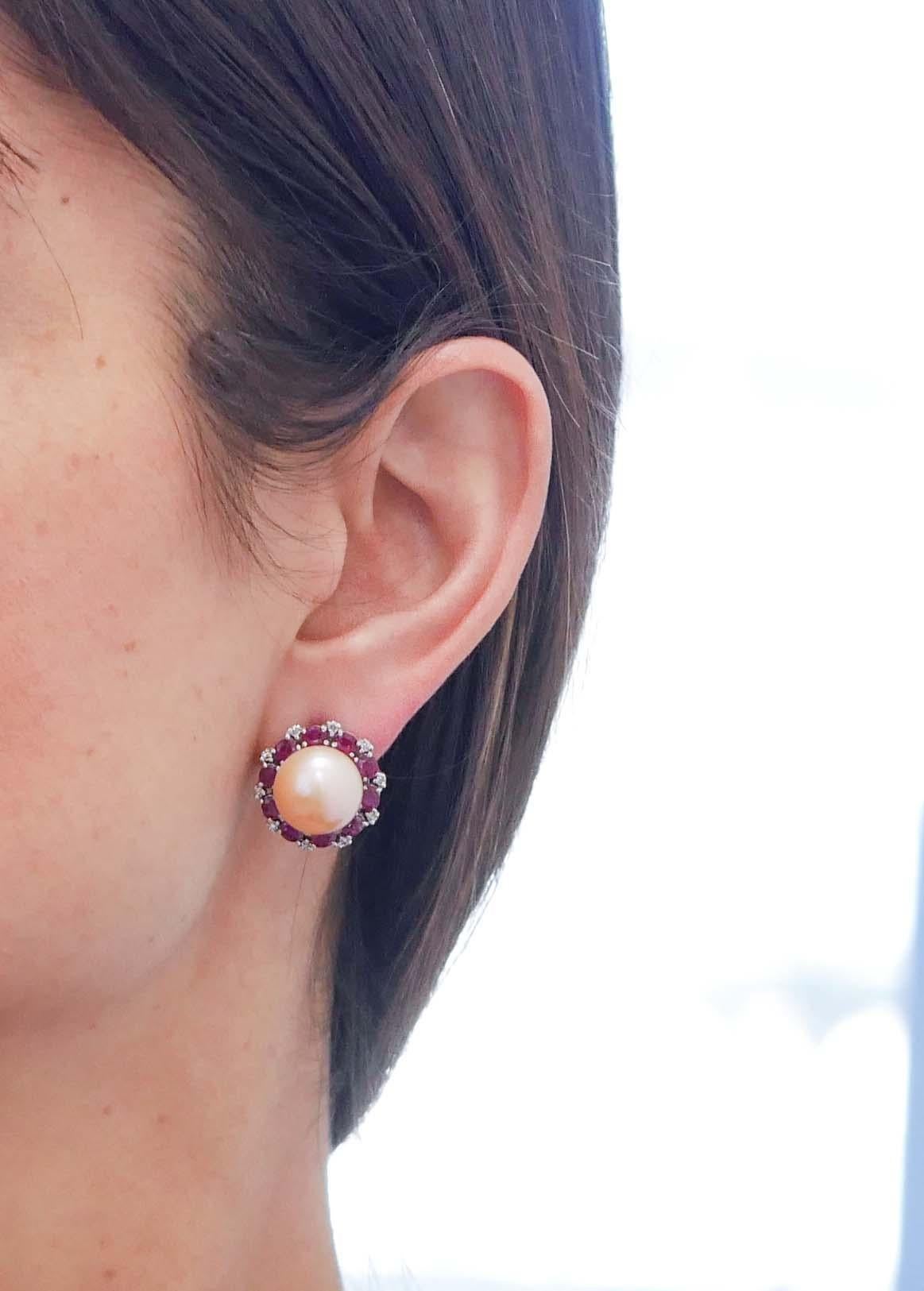 Ohrringe aus 14 Karat Weißgold mit Perlen, Rubinen, Diamanten im Zustand „Gut“ in Marcianise, Marcianise (CE)