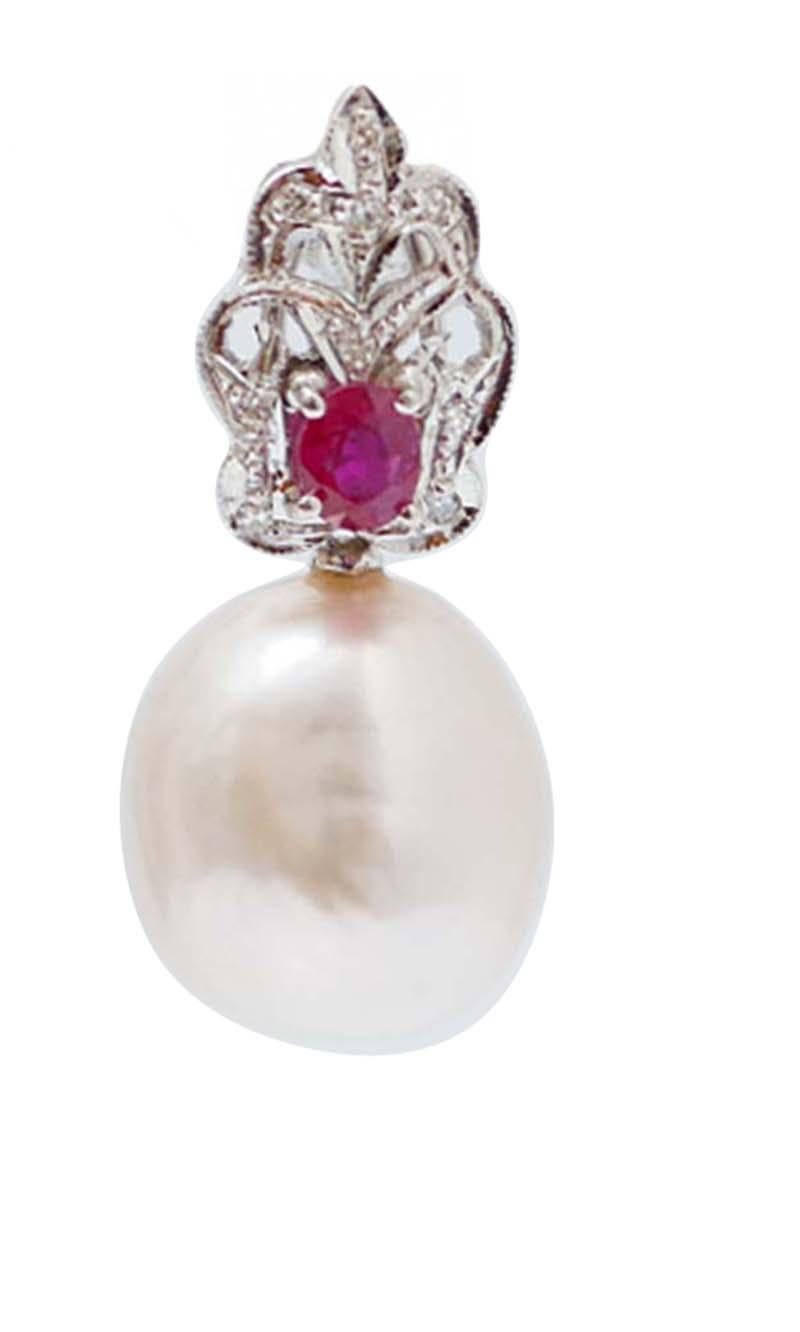 Amazing earrings in platinum structure mounted with diamonds and a ruby. As pendant, a pearl.
These earrings were totally handmade by Italian master goldsmiths and they are in perfect conditions.
Diamonds 0.17 ct
Rubies 0.88 ct
Pearls 5.70 gr
Total