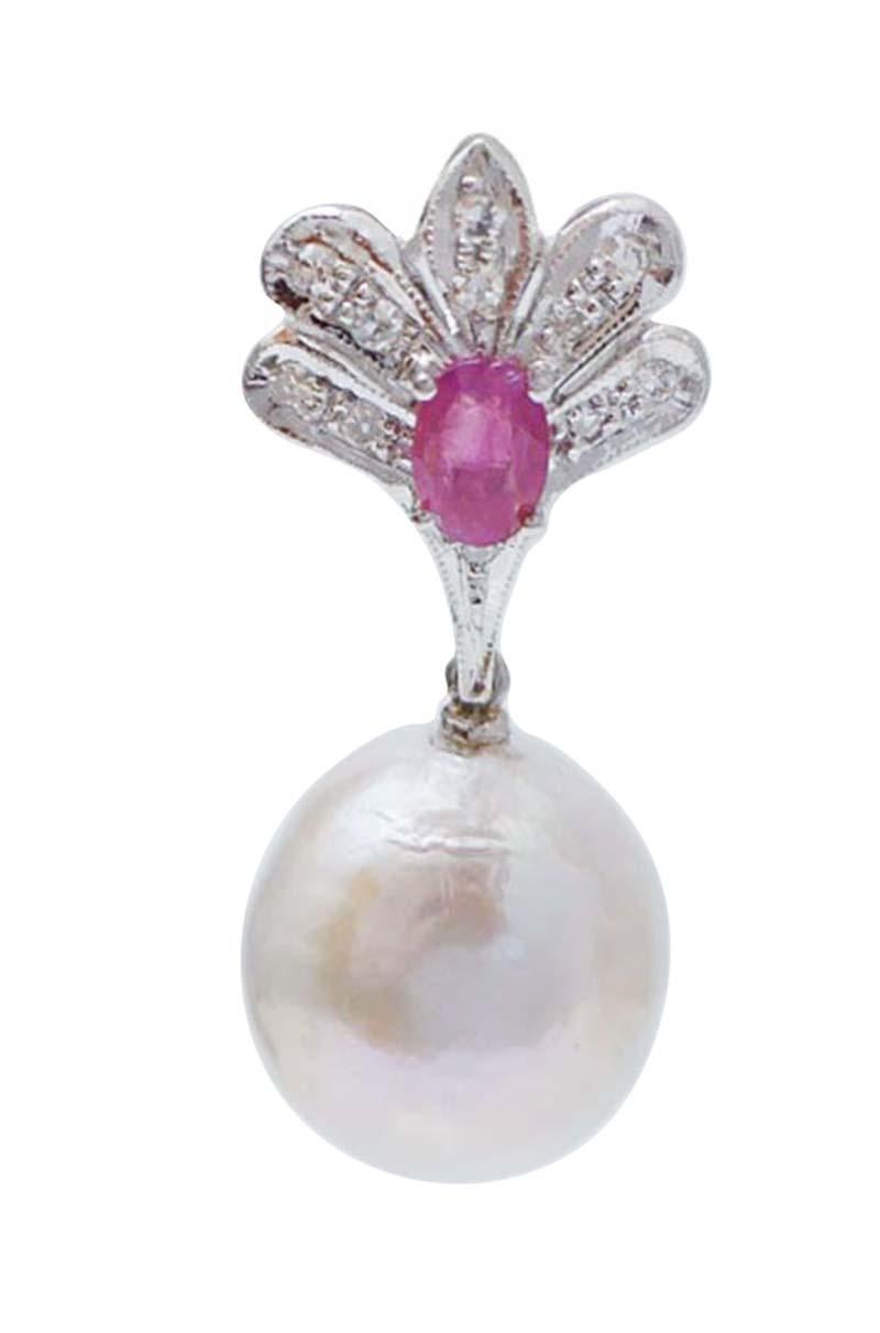 Incredibili orecchini con struttura in platino montati con diamanti e un rubino. Come ciondolo, una perla.
Questi orecchini sono stati realizzati totalmente a mano da maestri orafi italiani e sono in perfette condizioni.
Diamanti 0.35 ct
Rubini 0.92