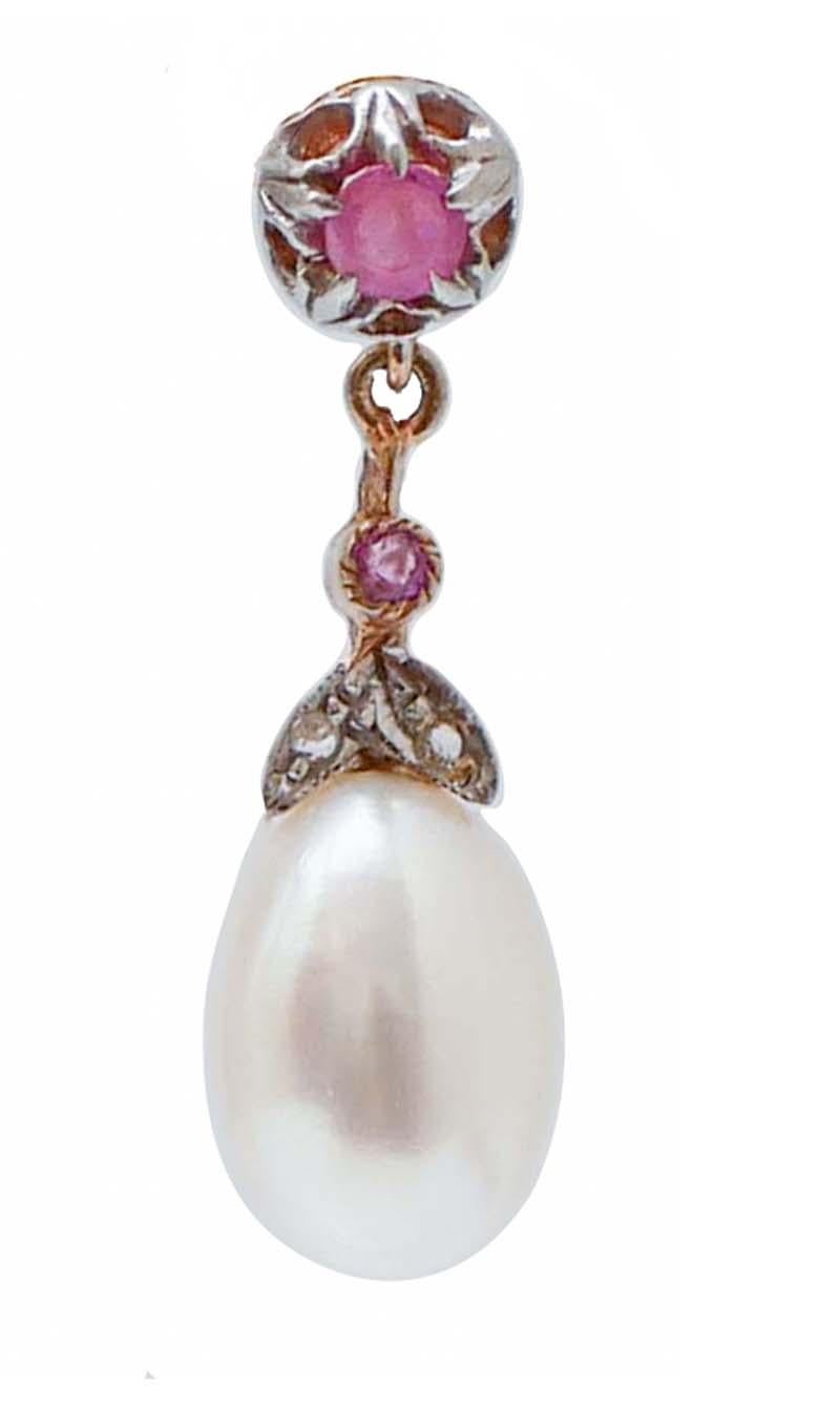 Fantastic earrings in 9 kt rose gold and silver structure mounted with rubies; in the middle, leaves studded with diamonds and, as pendant, a pearl.
These earrings were totally handmade by Italian master goldsmiths and they are in perfect