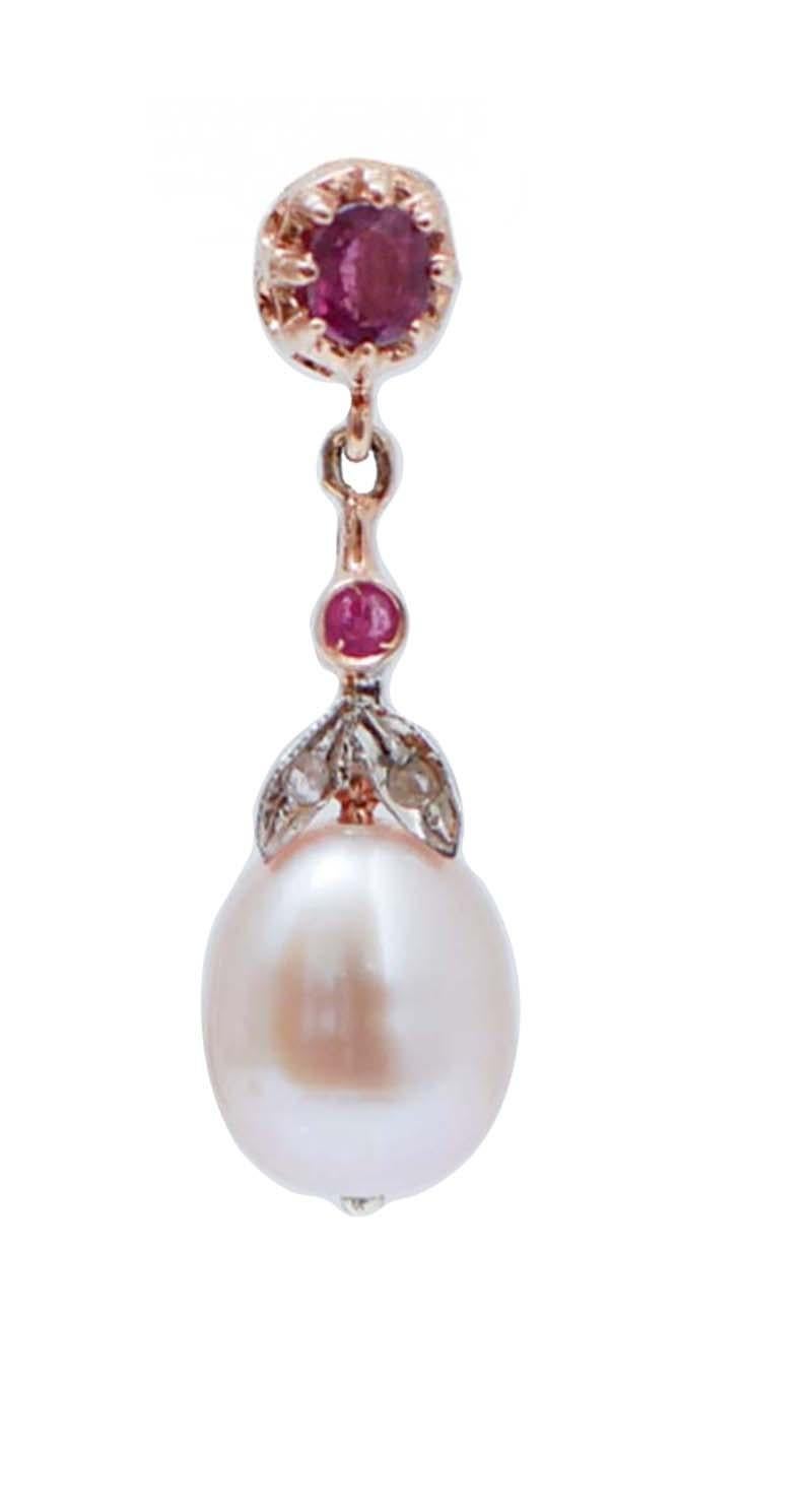 Bellissimi orecchini in oro rosa 9 kt e struttura in argento montata con rubini per tutta la lunghezza e due foglie tempestate di diamanti; nella parte finale, una perla.
Questi orecchini sono stati realizzati totalmente a mano da maestri orafi